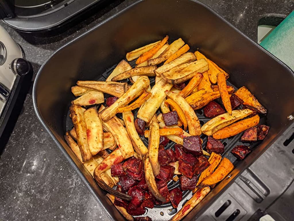 Vista superior de la canasta única del Instant Vortex Plus 6 Qt llena de papas y vegetales recién cocinados