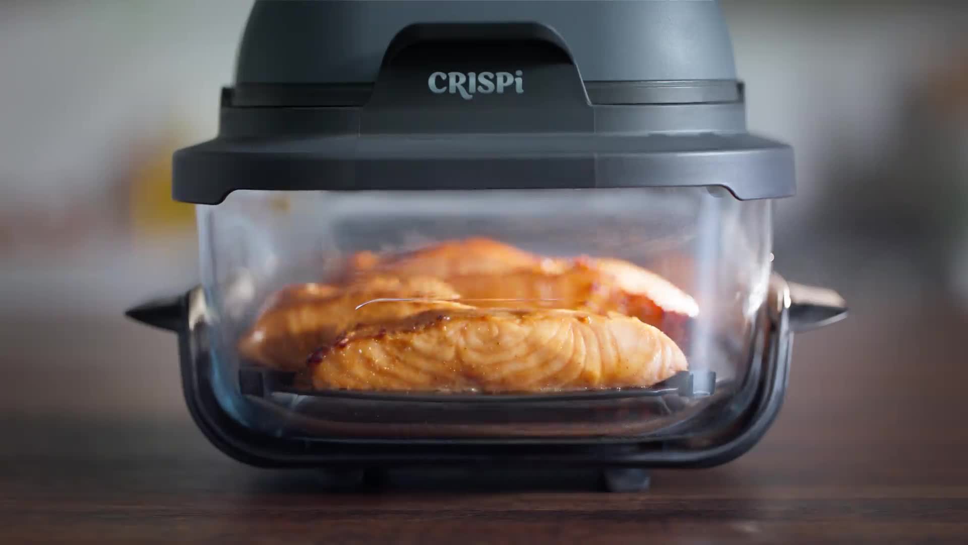 Detalle del contenedor de vidrio CleanCrisp del Ninja Crispi con salmón dentro, mostrando la transparencia del material