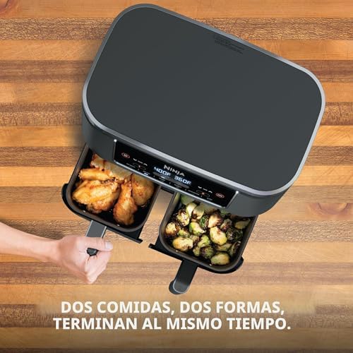 Vista superior de las dos canastas independientes del Ninja Foodi DualZone DZ201, una con alitas y otra con coles de Bruselas